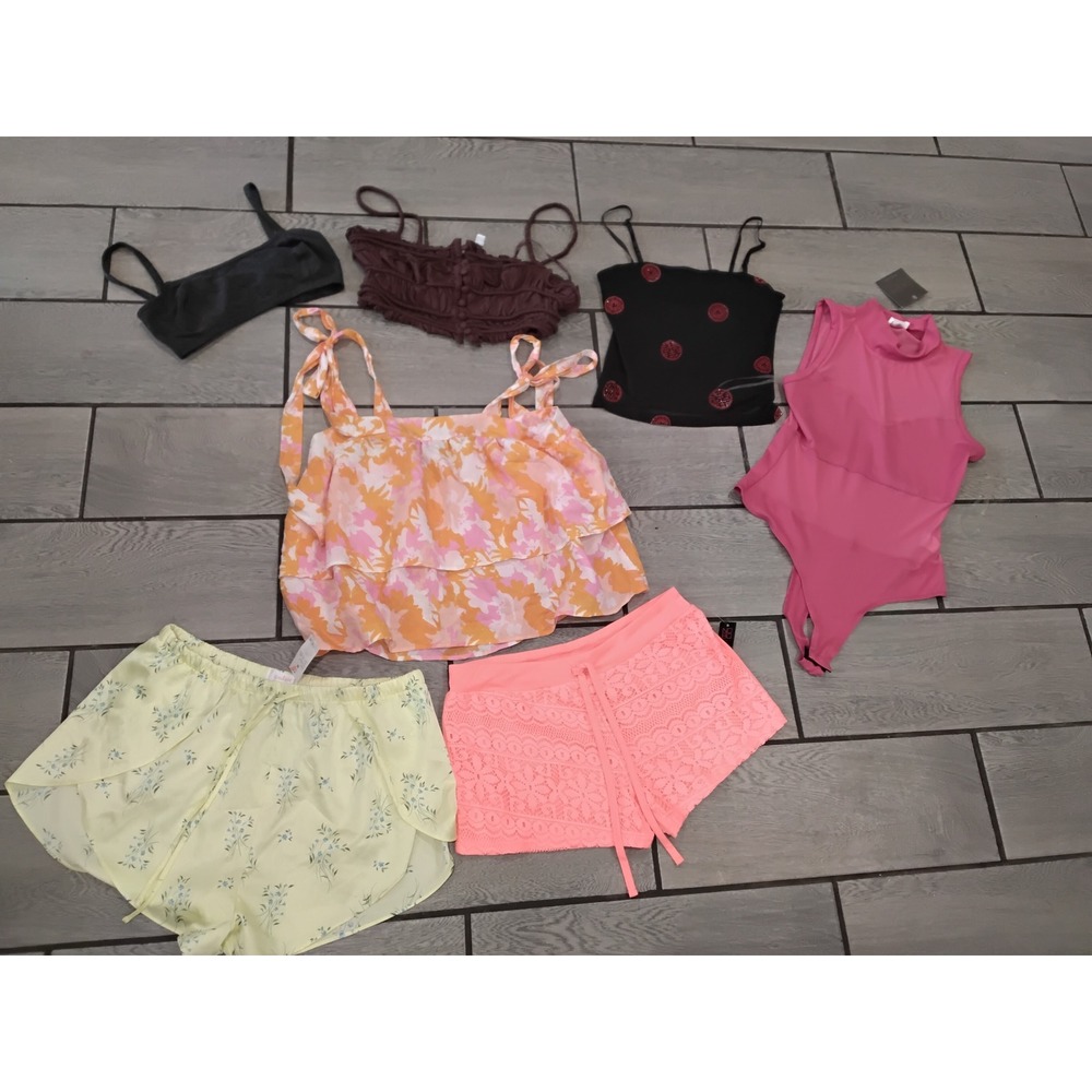 Lot of 7 Womens Summer Tops Shorts Bodysuit Colsie No Boundaries Le Lis NWT Med‎